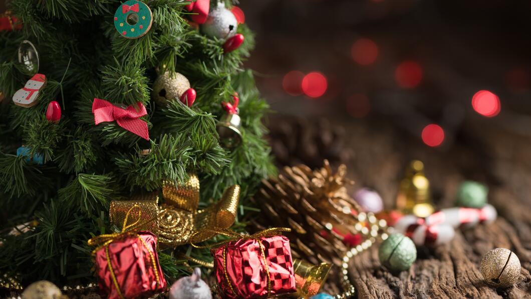 Kerstboom met kleine cadeautjes eronder