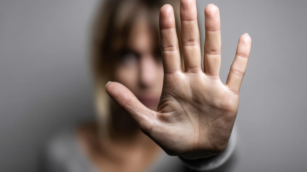 Vrouw maakt stopteken met hand, vage achtergrond, foto 123rf