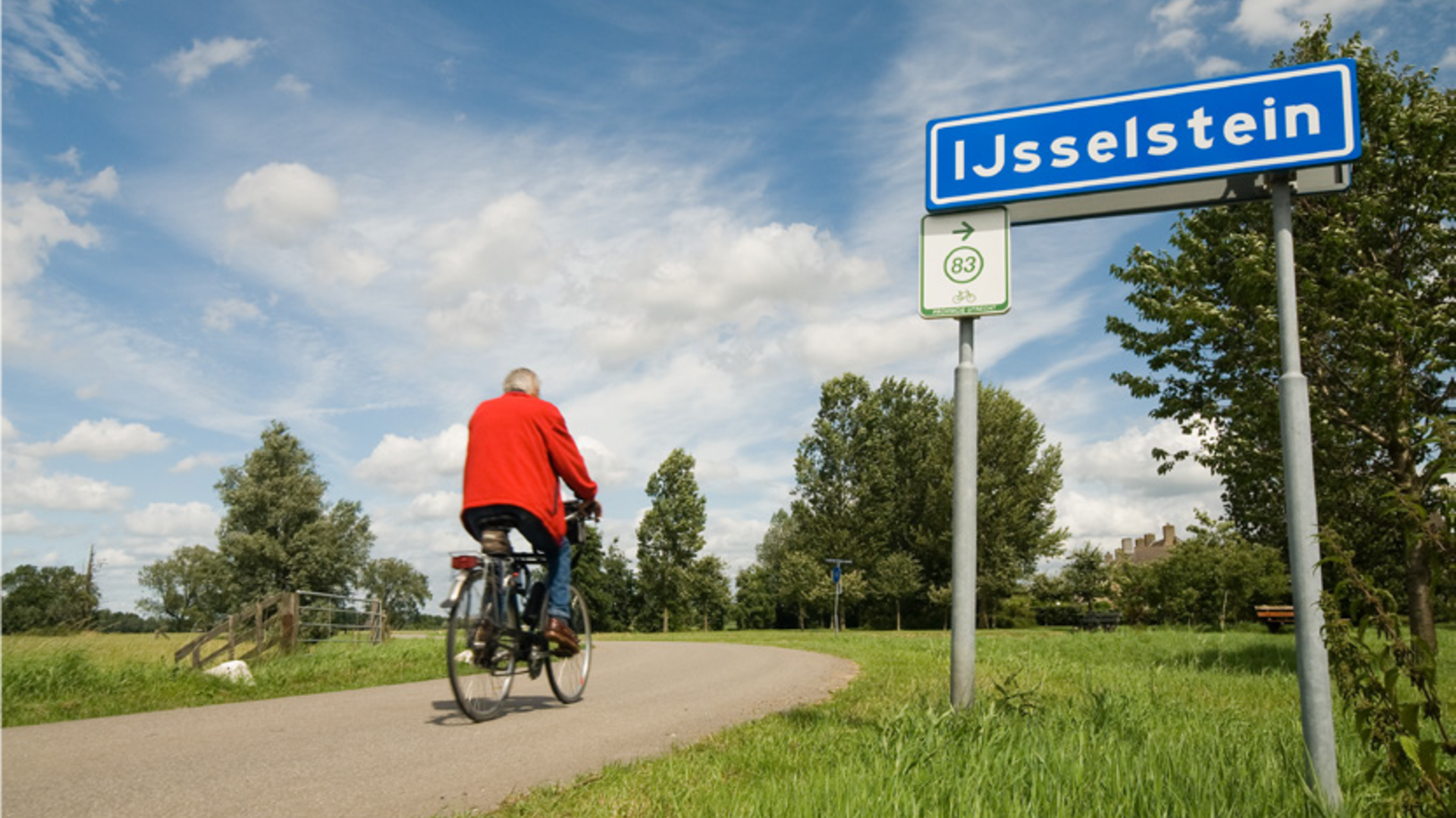Man op fiets rijdt voorbij bordje IJsselstein
