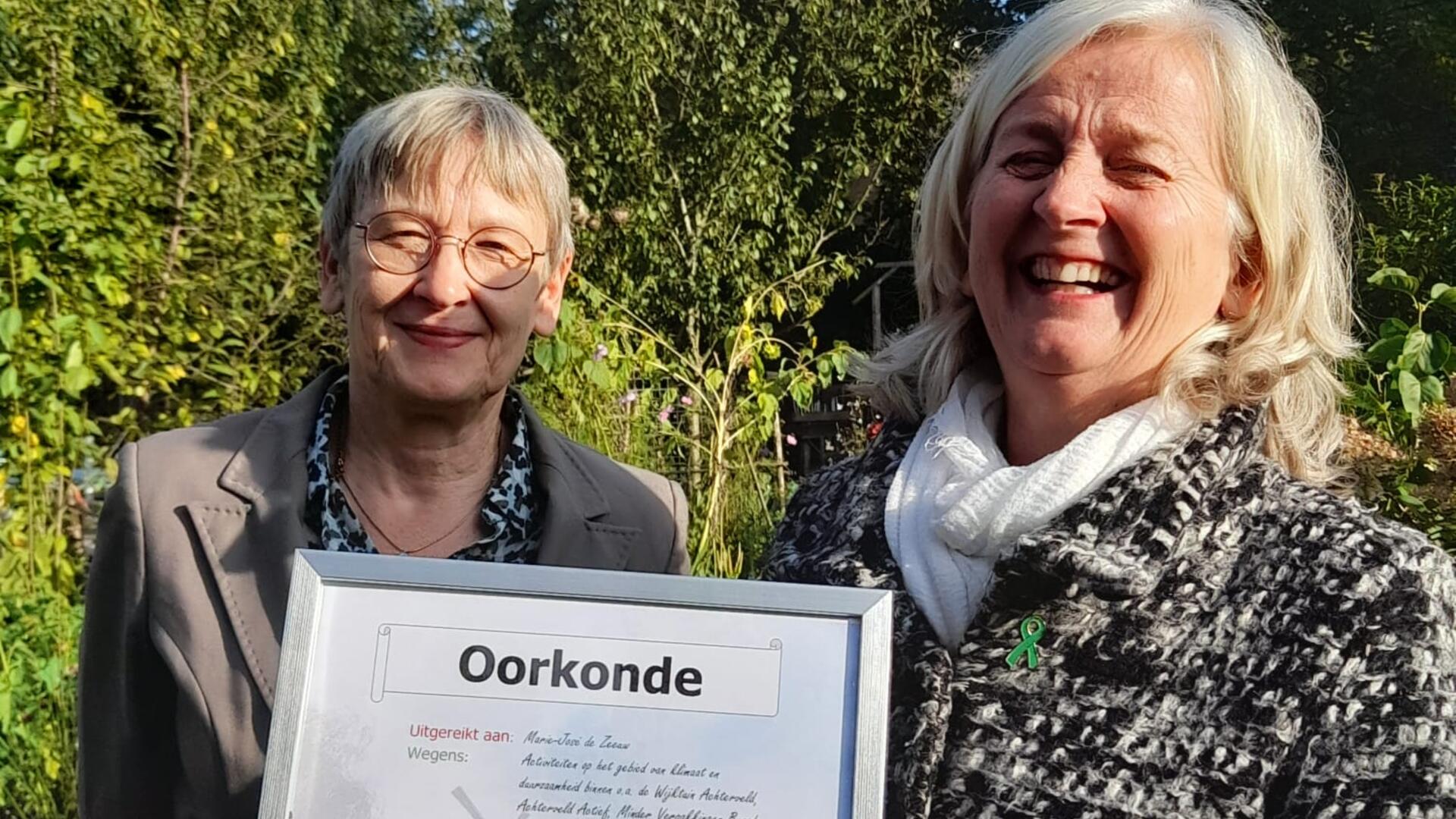 Marianne en Marie-Jose met oorkonde