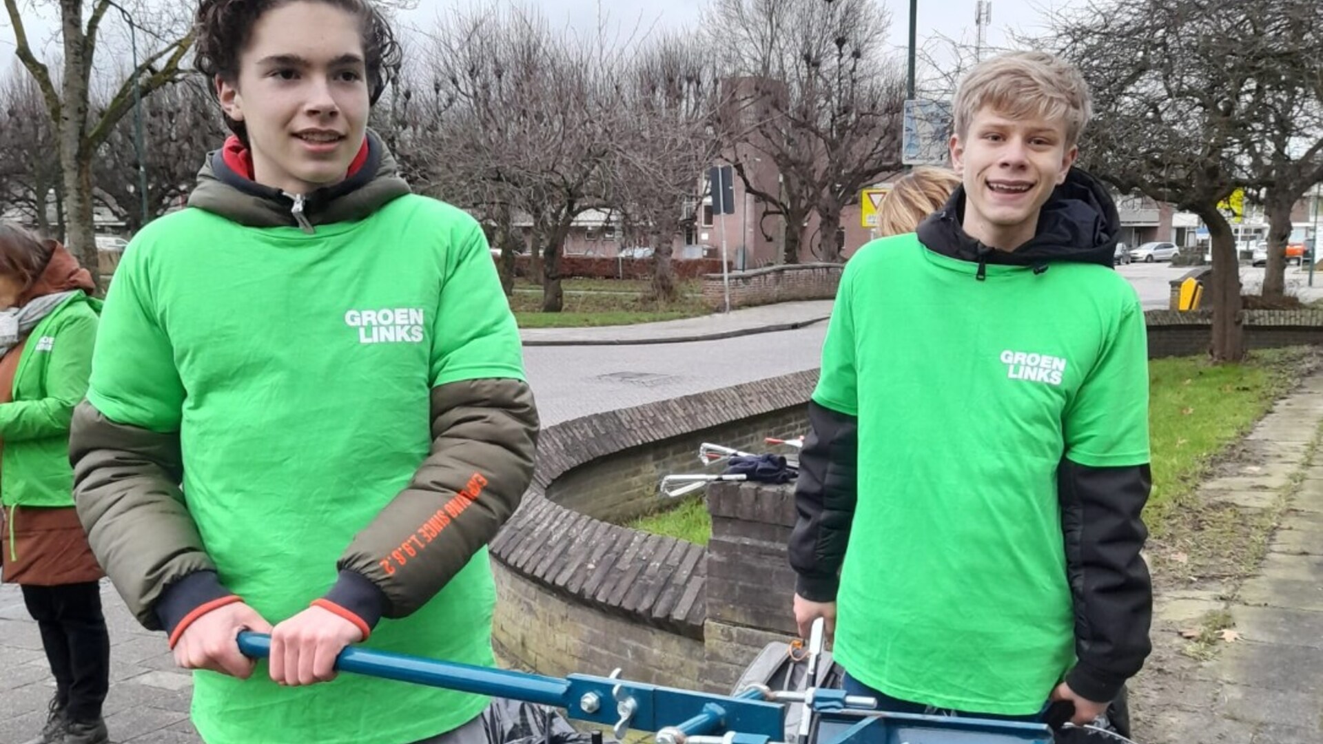 Twee jongens in GroenLinks-shirt met afvalprikkers