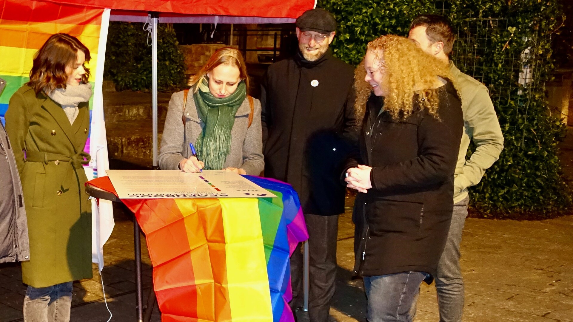 Sanne de Bruijne ondertekent regenboogakkoord in COC-tent op Overtoom