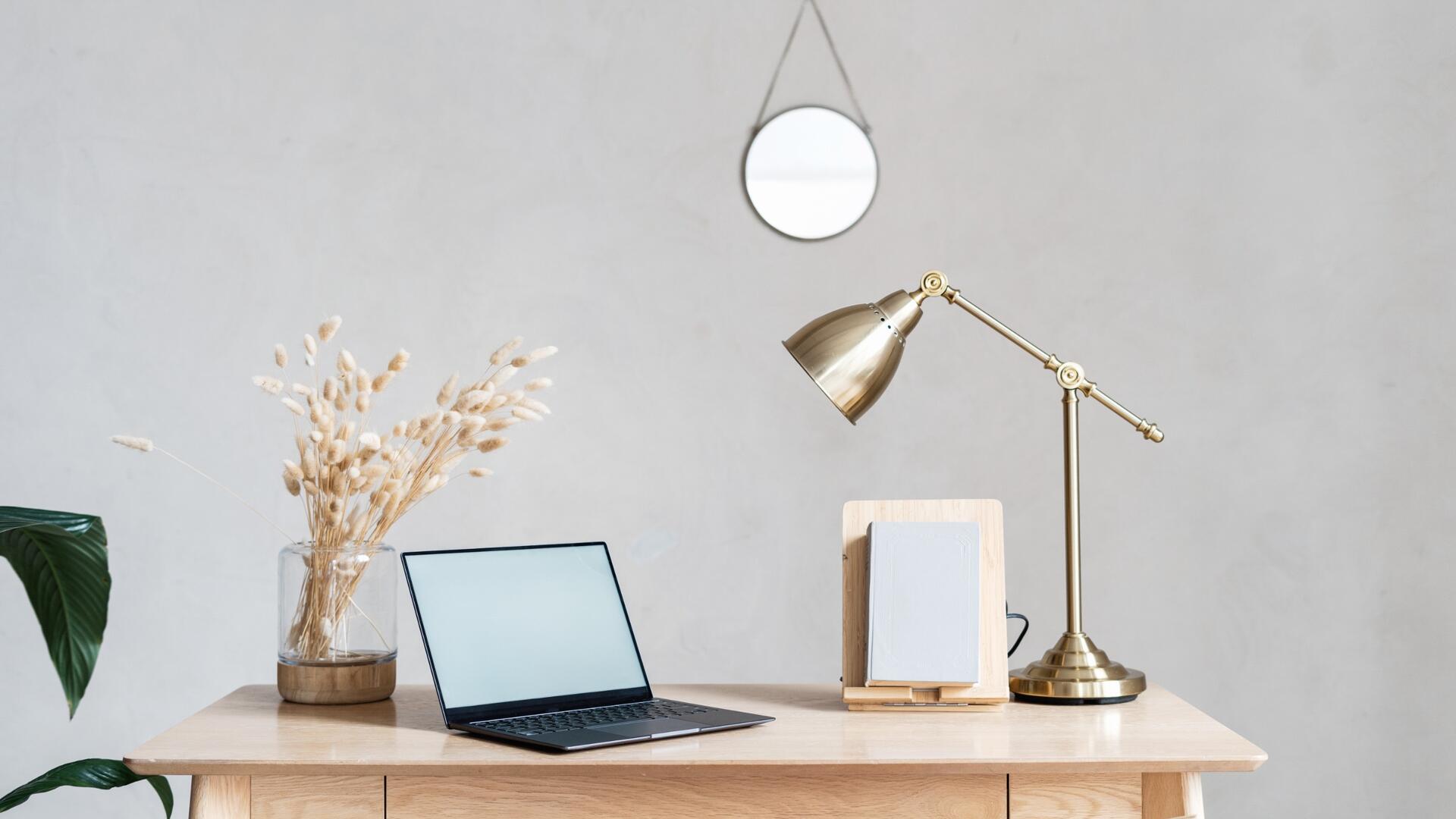 bureau met laptop